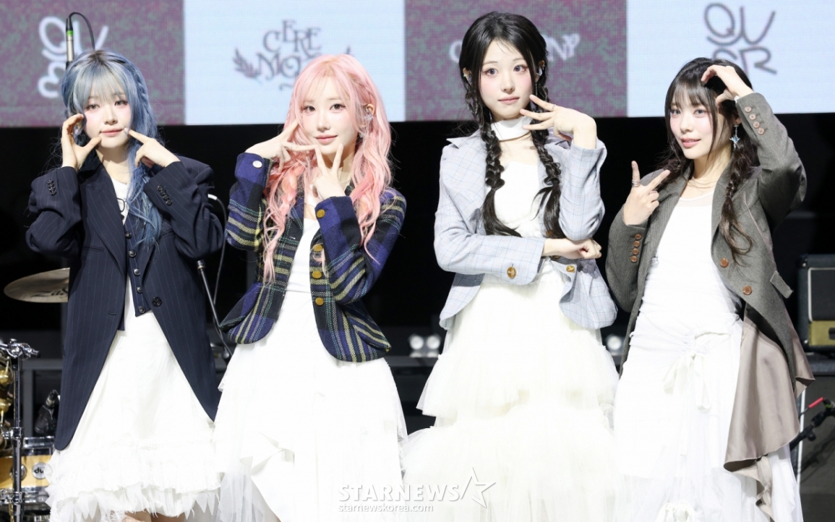 27日,组合QWER在首尔西大门区YES24 Wonder Rock Hall举行的第四张迷你专辑《CEREMONY》发行纪念表演秀上摆出造型,供记者们拍照。 =金辉善hwijpg@