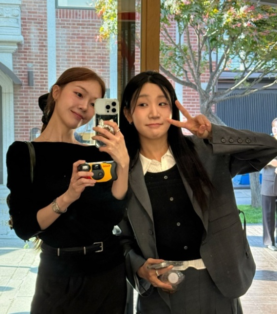 =方敏雅、金智友。