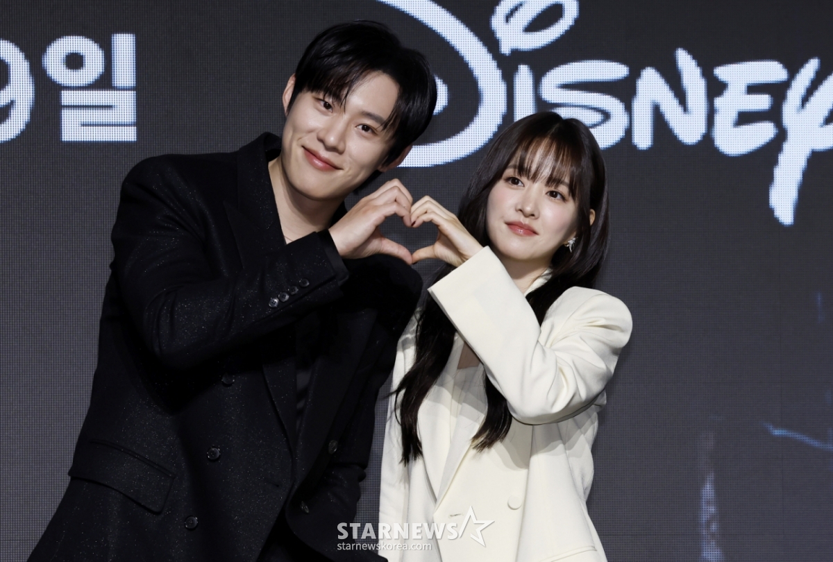 [Сеул = Ньюсис] Репортер Ким Хе Чжин = Актеры Ким Сон Чхоль (слева) и Пак Бо Ён позируют на презентации производства оригинального сериала Disney+ «Золотая земля», которая прошла 27-го числа в Конраде Сеул, Ёндынпо-гу, Сеул. 2026.04.24. jini@newsis.com / Фото=Ким Хеджин