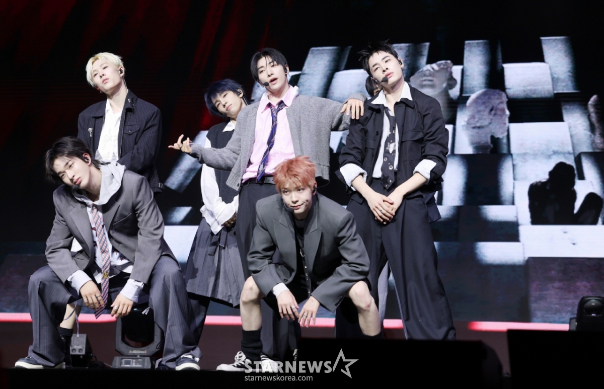 Nhóm nhạc Nexon đang mang đến sân khấu tuyệt vời tại showcase kỷ niệm phát hành single album vol.2 Mmchk được tổ chức tại Blue Square, Yongsan-gu, Seoul vào ngày 27/3. /2026.04.27 /Ảnh = Kim Hwi Sun hwijpg@
