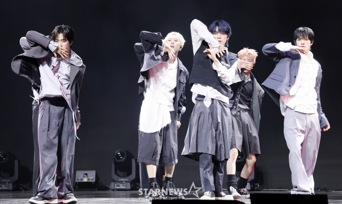 Nhóm nhạc Nexon đang mang đến sân khấu tuyệt vời tại showcase kỷ niệm phát hành single album vol.2 Mmchk được tổ chức tại Blue Square, Yongsan-gu, Seoul vào ngày 27/3. /2026.04.27 /Ảnh = Kim Hwi Sun hwijpg@