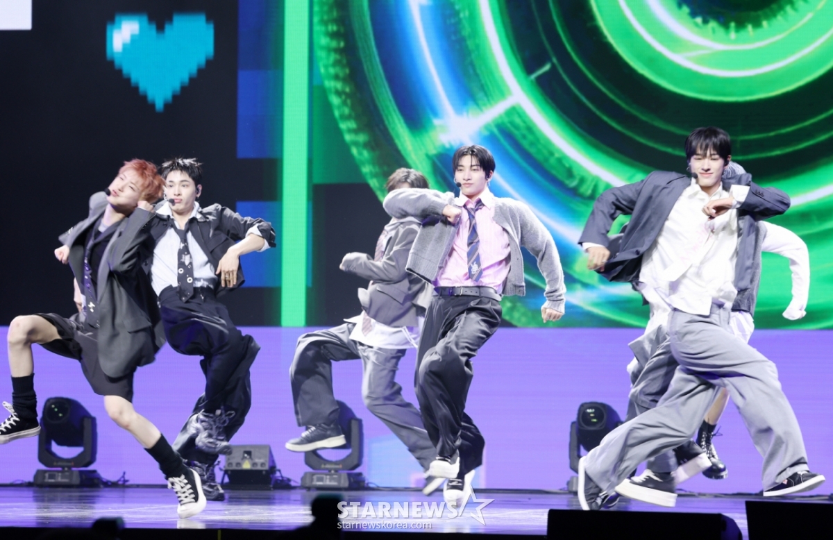 Nhóm nhạc Nexon đang mang đến sân khấu tuyệt vời tại showcase kỷ niệm phát hành single album vol.2 Mmchk được tổ chức tại Blue Square, Yongsan-gu, Seoul vào ngày 27/3. /2026.04.27 /Ảnh = Kim Hwi Sun hwijpg@