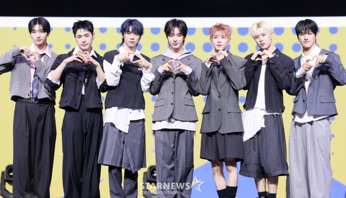 グループNEXGが27日、ソウル龍山区ブルースクエアで開かれた2番目のシングルアルバム「Mmchk(ウムツク)」発売記念ショーケースでポーズを取っている。 /2026.04.27 /写真=キム·フィソン hwijpg@