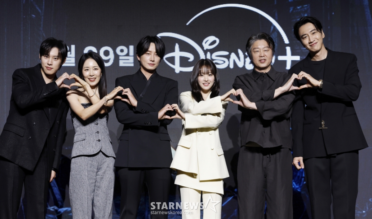 [ソウル=ニューシス]キム·ヘジン記者=俳優キム·ソンチョル(左から)、ムン·ジョンヒ、イ·ヒョンウク、パク·ボヨン、キム·ヒウォン、イ·グァンスが27日、ソウル永登浦区コンラッドソウルで開かれたディズニー+オリジナルシリーズ「ゴールドランド」製作発表会でポーズを取っている。 2026.04.27.jini@newsis.com /写真=キム·ヘジン