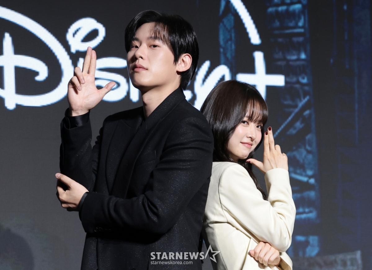 (ソウル=ニュース1)クォン·ヒョンジン記者=俳優キム·ソンチョルとパク·ボヨン(右)が27日午前、ソウル永登浦区コンラッドソウルホテルでディズニー+オリジナルシリーズ「ゴールドランド」(脚本ファン·ジョユン/演出キム·ソンフン)製作発表会でポーズを取っている。  「ゴールドランド」は密輸組織の1500億金塊を手に入れたヒジュ(パク·ボヨン分)が貪欲と裏切りが絡み合った修羅場の中で金を独り占めするために死闘を繰り広げる生存スリラーだ。 2026.4.27/ニュース1 Copyright © ニュース1. All rights reserved. 無断転載及び再配布、AI学習利用禁止。 /写真=（ソウル=ニュース1）クォン·ヒョンジン記者
