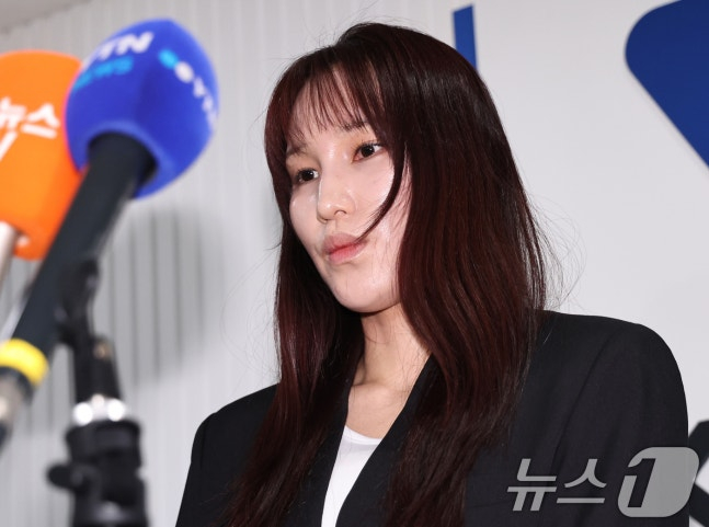 アン·ヘジンが27日午前、ソウル麻浦区（マポグ）の韓国バレーボール連盟（KOVO）で開かれた賞罰委員会で釈明を終えた後、謝罪発言をしている。 /写真=ニュース1