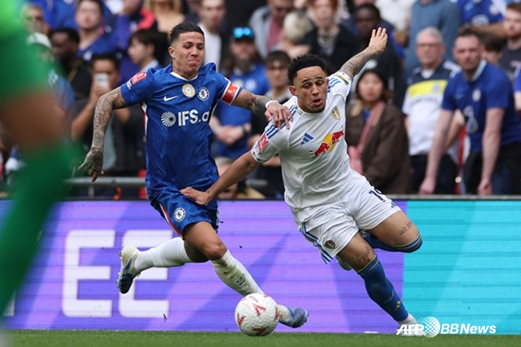 图为恩索·费尔南德斯（左）正在展开球赛。 =法新社BBNews=新闻1。