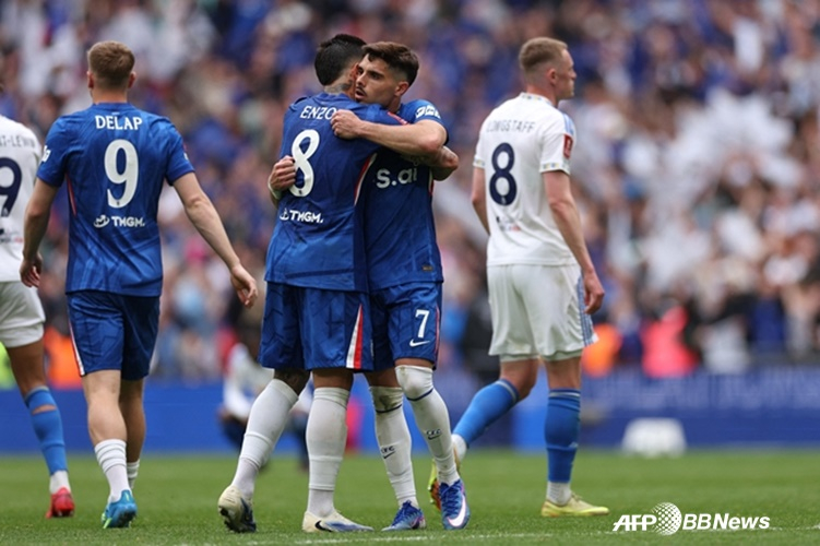 高兴的切尔西球员。 =法新社BBNews=新闻1。