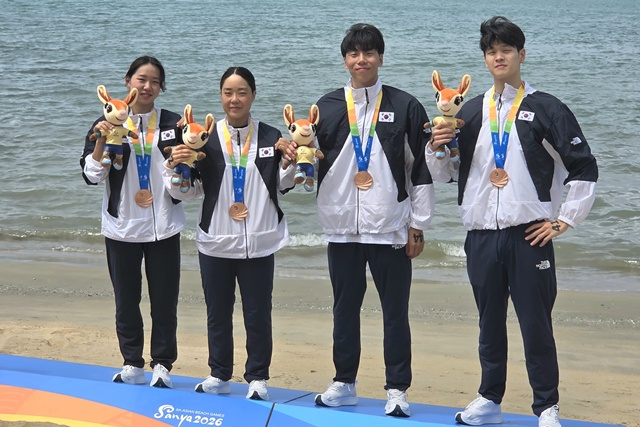 オープンウォータースイミングの韓国代表チームが銅メダルを獲得し、笑顔を見せている。 /写真=大韓水泳連盟提供 