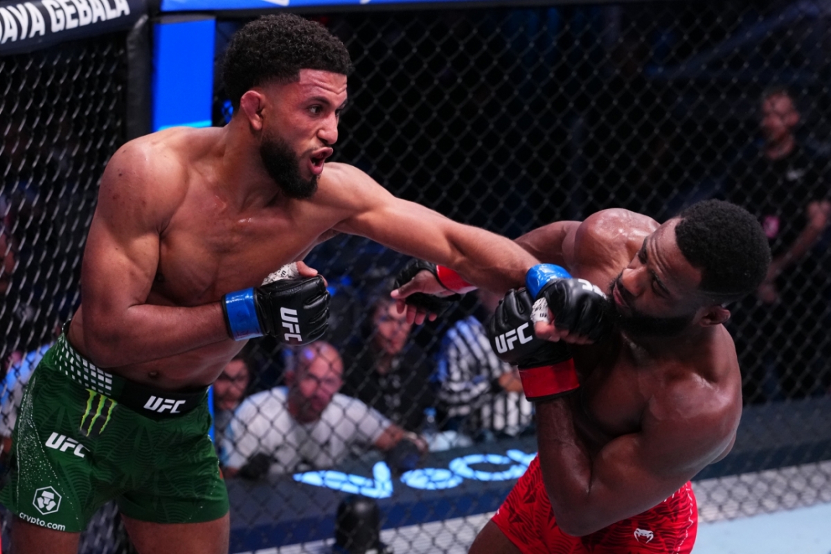 Yousef Jalal (trái) thử đấm vào Alzermain Sterling. /Ảnh = Cung cấp chính thức UFC