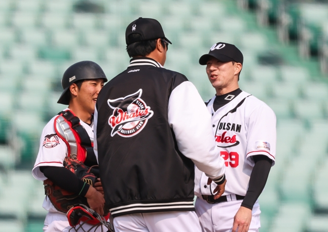 Go Hyo-joon (phải) đang nói chuyện với huấn luyện viên Jang Won-jin (giữa). /Ảnh = Ulsan Wales