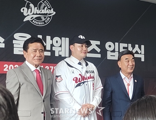 蔚山体育会长金哲旭（左起）和蔚山市长崔志万、金斗谦。 =照片=韩联社记者朴秀珍。