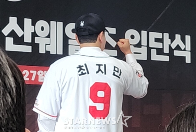 选择9号球衣的崔志万。 =照片=韩联社记者朴秀珍。