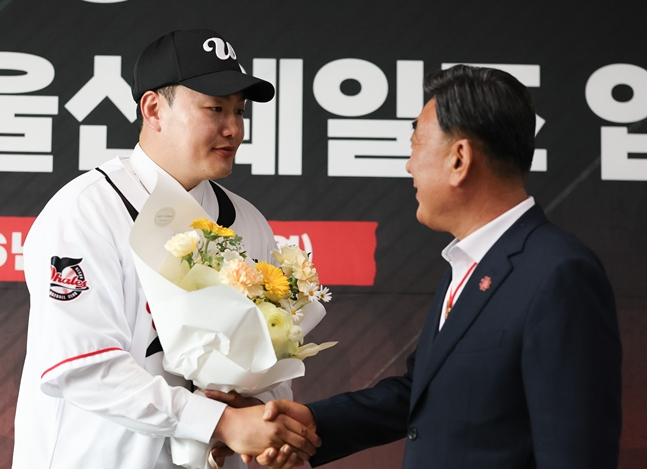 崔志万（左）和蔚山市长金斗谦。 =照片:蔚山威尔士。