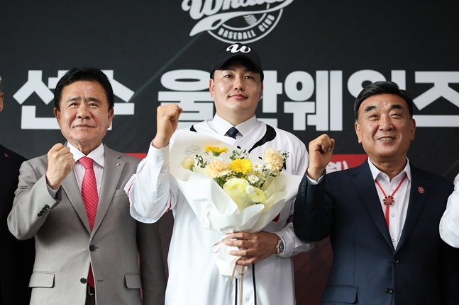 左起为蔚山体育会长金哲旭、市长崔志万、市长金斗谦。 =照片:蔚山威尔士。