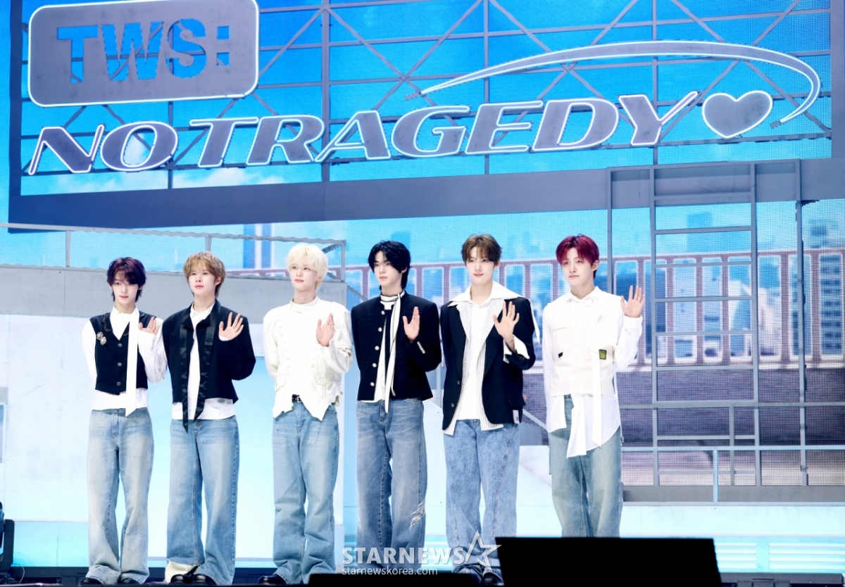 Группа Tours позирует на витрине, посвященной выпуску пятого мини-альбома "NO TRAGEDY", который состоялся в концертном зале Yes24 в Кванджин-гу, Сеул, 27-го числа. /2026.04.27 /Фото = Ким Хви Сон hwijpg@