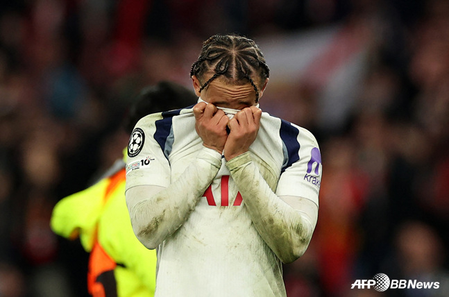 苦しむサビ·シモンズ。 /AFPBBNews=ニュース1