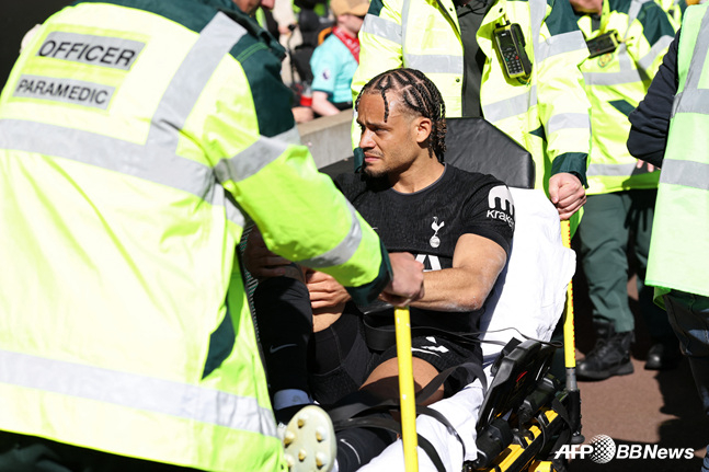 担架で運ばれるサビ·シモンズ。 /AFPBBNews=ニュース1