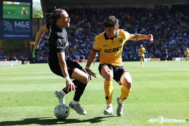 サビ·シモンズの負傷シーン（左）。 /AFPBBNews=ニュース1