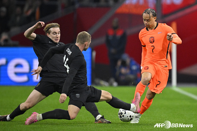 オランダ代表チームでサビ·シモンズ（右）。 /AFPBBNews=ニュース1