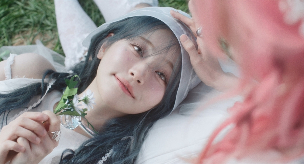 /Photo= QWER 'CEREMONY' Music Video