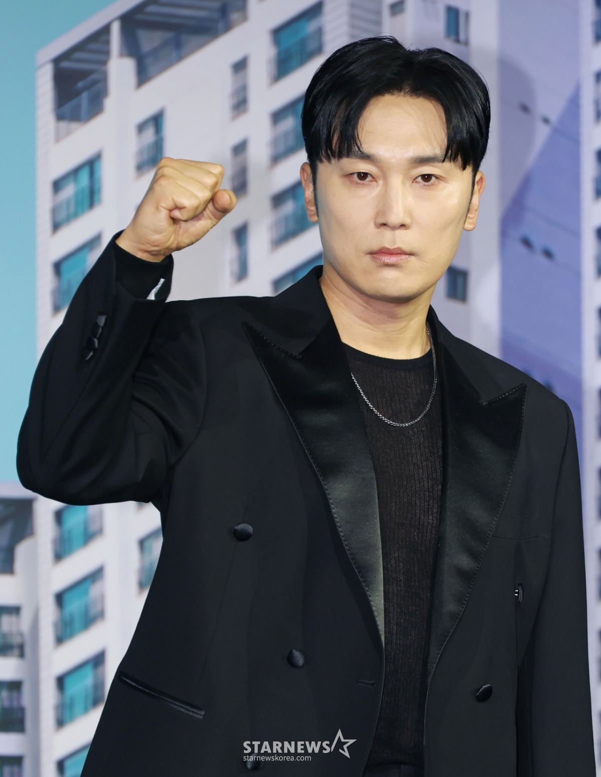 Sáng 14/5, nam diễn viên Seo Hyun Woo đang tạo dáng tại buổi họp báo ra mắt bộ phim gốc của Netflix mang tên 84 mét vuông được tổ chức tại khách sạn Ambassador Seoul Pullman, Junggu, Seoul.  Bộ phim kinh dị không thể dự đoán trước '84 mét vuông' đang diễn ra do tiếng ồn giữa các tầng không thể biết được danh tính của Woo Sung - người đã thành công trong việc chuẩn bị nhà riêng thành công với căn hộ 84 mét vuông - sẽ được công bố vào ngày 18/4. /2025.07.14 /Ảnh = Photoguy@ Lee Dong Hoon