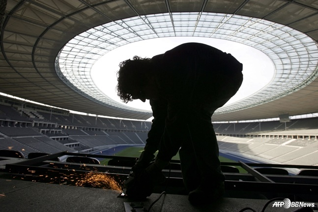 "사망한 지 24시간, 어떻게 아무도 몰랐나"... 유럽 명문 구단 '미스터리'