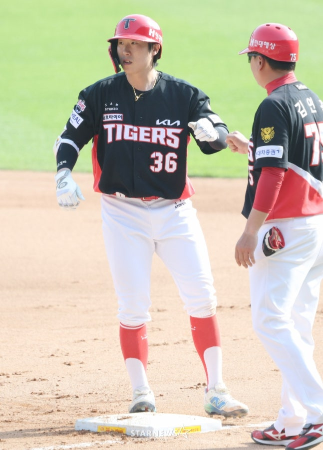 =图为，本月19日击出安打的李浩然（左）。