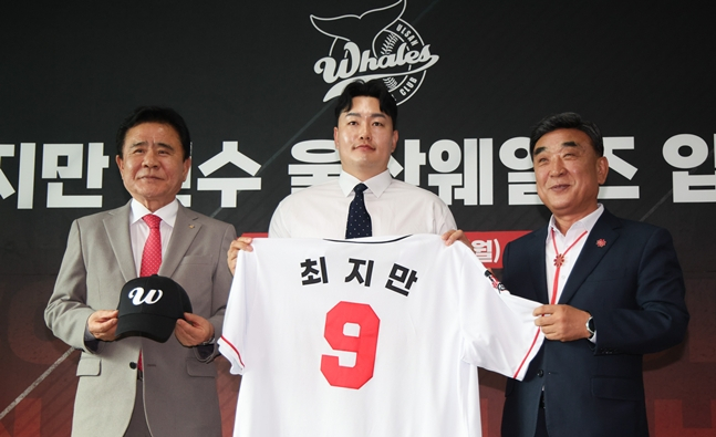  金哲旭（キム·チョルウク）蔚山体育会長（左）、崔志晩（チェ·ジマン）、金斗謙（キム·ドゥギョム）市長。 /写真=蔚山ウェールズ