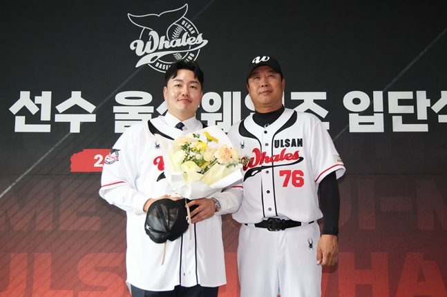 チェ·ジマン（左）とチャン·ウォンジン監督。 /写真=蔚山ウェールズ