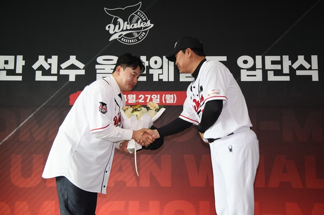 チェ·ジマン（左）とチャン·ウォンジン監督。 /写真=蔚山ウェールズ