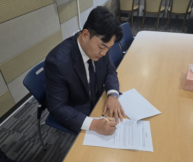 選手契約書に直接署名しているチェ·ジマン。 /写真=蔚山ウェールズ