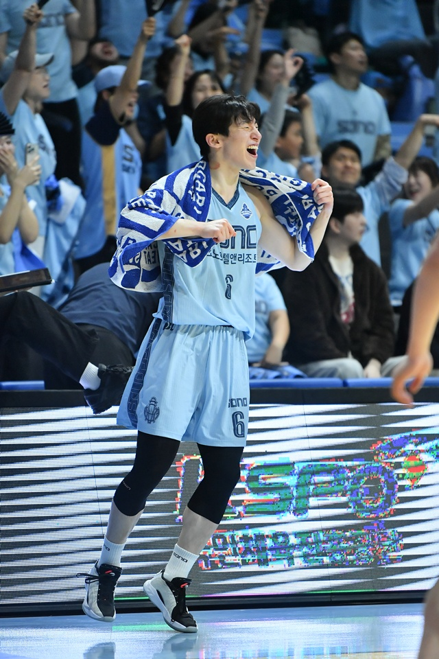 高兴的高阳索诺李贞贤。 =照片=KBL提供。