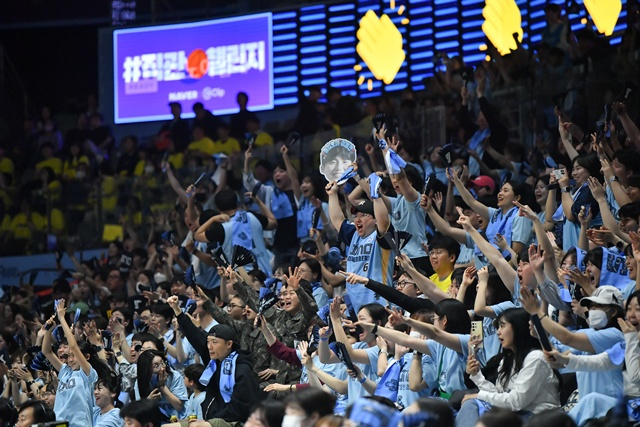 图为高阳索诺（音）的粉丝们正在热情助威。 =照片=KBL提供。