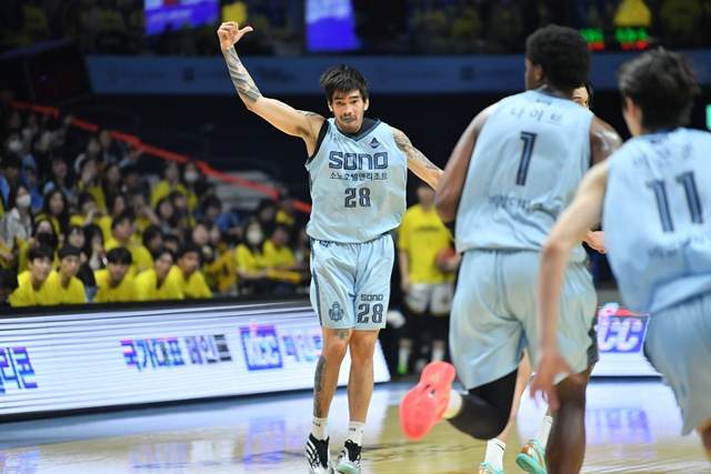 咆哮的凯宾•坎鲍（左）。 =照片=KBL提供。