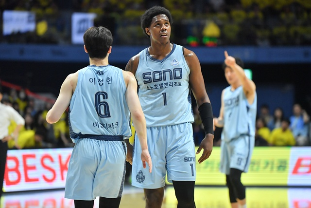 李贞贤（左）和奈登·奈特。 =照片=KBL提供。