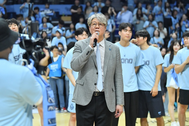 Son Chang-hwan, head coach of Goyang Sonok, is greeting fans after the team advanced to the championship series. /Photo=KBL