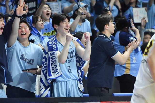 Goyang Sonok's Lee Jung-hyun (center) celebrates. /Photo=KBL