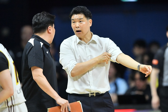 Changwon LG's head coach Jo Sang-hyun (right). /Photo=KBL