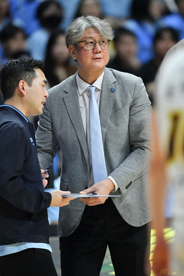 Goyang Sonok's head coach Son Chang-hwan (right) watches the game. /Photo=KBL