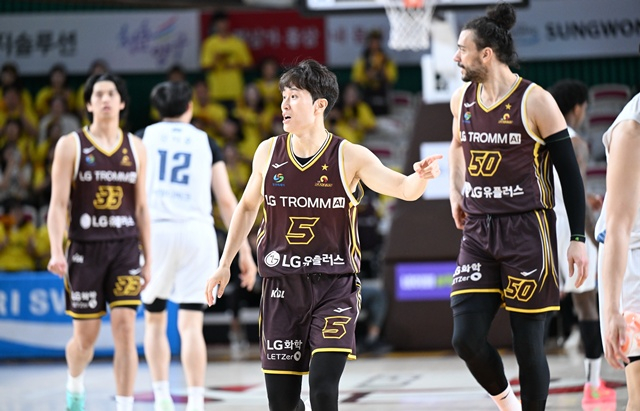 Yang Joon-seok (giữa) vắng mặt ở lượt thứ ba của vòng tứ kết playoffs. /Ảnh = Cung cấp KBL