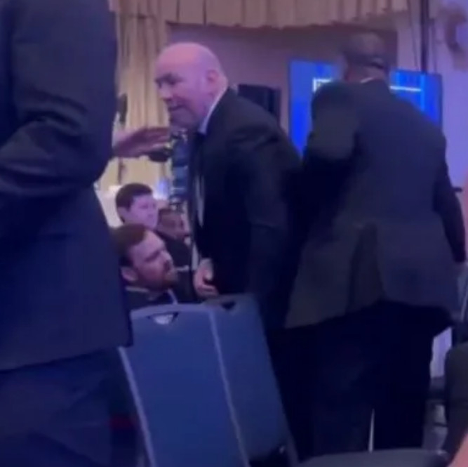 Председатель Дэйна Уайт (в центре). /Фото = The Sun Gallery