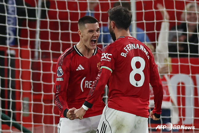 マンチェスター·ユナイテッドのベンジャミン·セシュコ（左）とブルーノ·フェルナンデスがゴールセレモニーを繰り広げている。 /AFPBBNews=ニュース1
