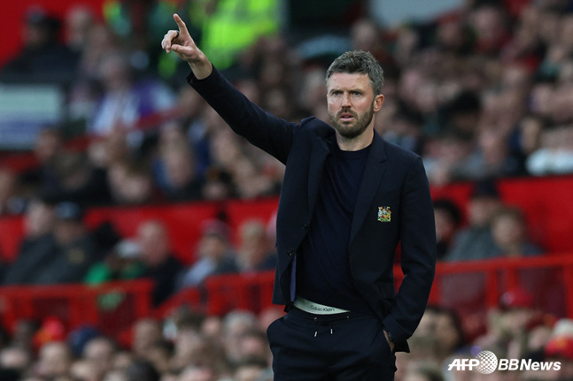 マンチェスター·ユナイテッドのマイケル·キャリック臨時監督が選手たちに作戦指示を出している。 /AFPBBNews=ニュース1