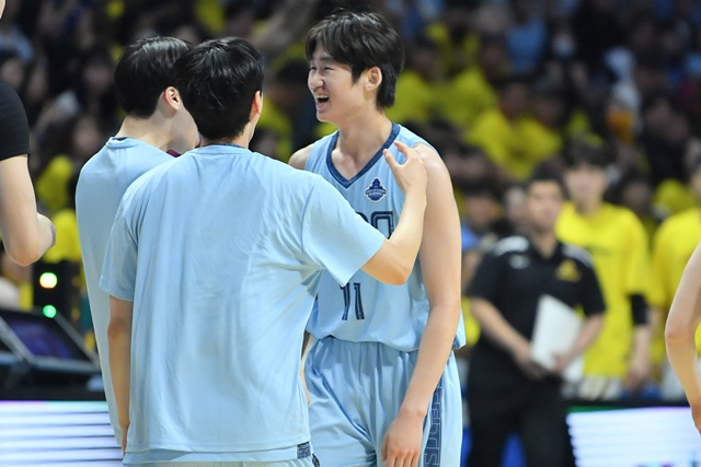 チャンピオン決定戦進出に李根俊（イ·グンジュン、右）が同僚たちと喜んでいる。 /写真=KBL提供
