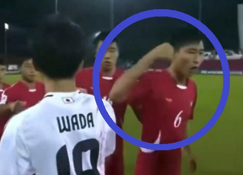 北韩2025年11月19日(韩国时间)，U-17球员们在卡塔尔多哈阿斯拜尔区4球场举行的"2025国际足联(FIFA)U-17世界杯"16强赛上向日本球员挥拳致意。 =照片=转播画面收尾。