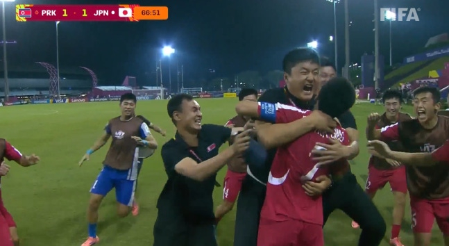 扳平比分后高兴的北韩选手们。 =照片=国际足联官方网站视频结束。