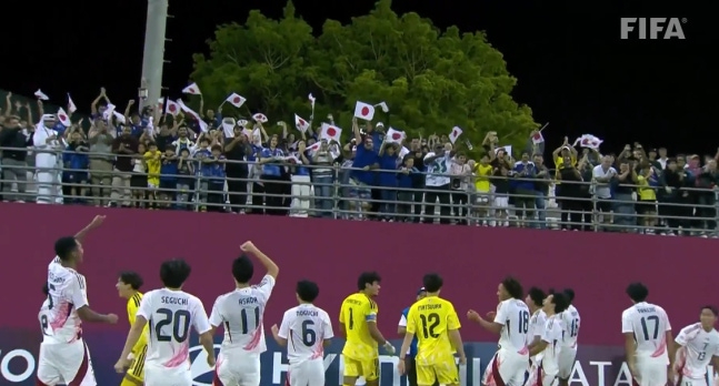 赛后高兴的日本选手。 =照片=国际足联视频结束。