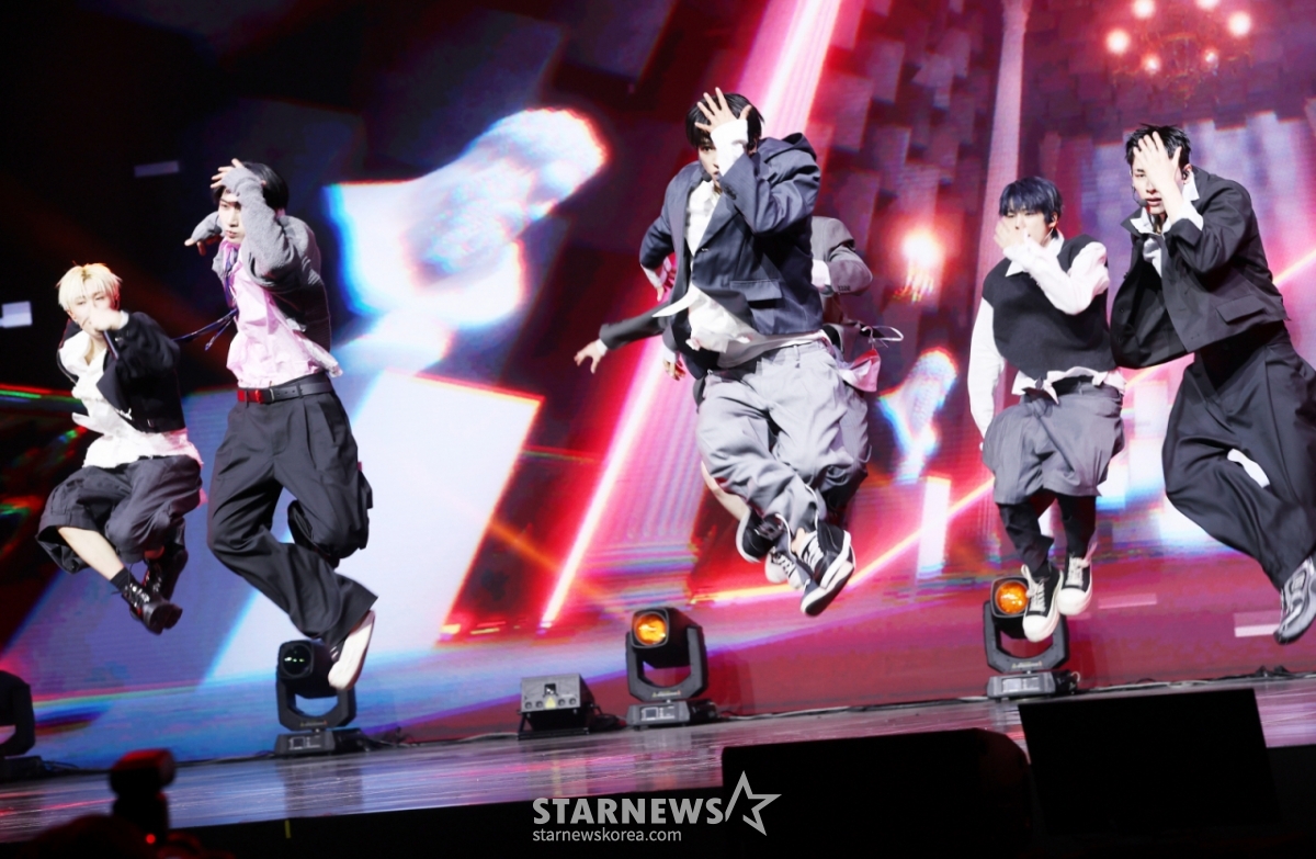 グループNEXGが27日、ソウル龍山区ブルースクエアで開かれた2番目のシングルアルバム「Mmchk(ウムツク)」発売記念ショーケースで素敵な舞台を披露している。 /2026.04.27 /写真=キム·フィソン hwijpg@