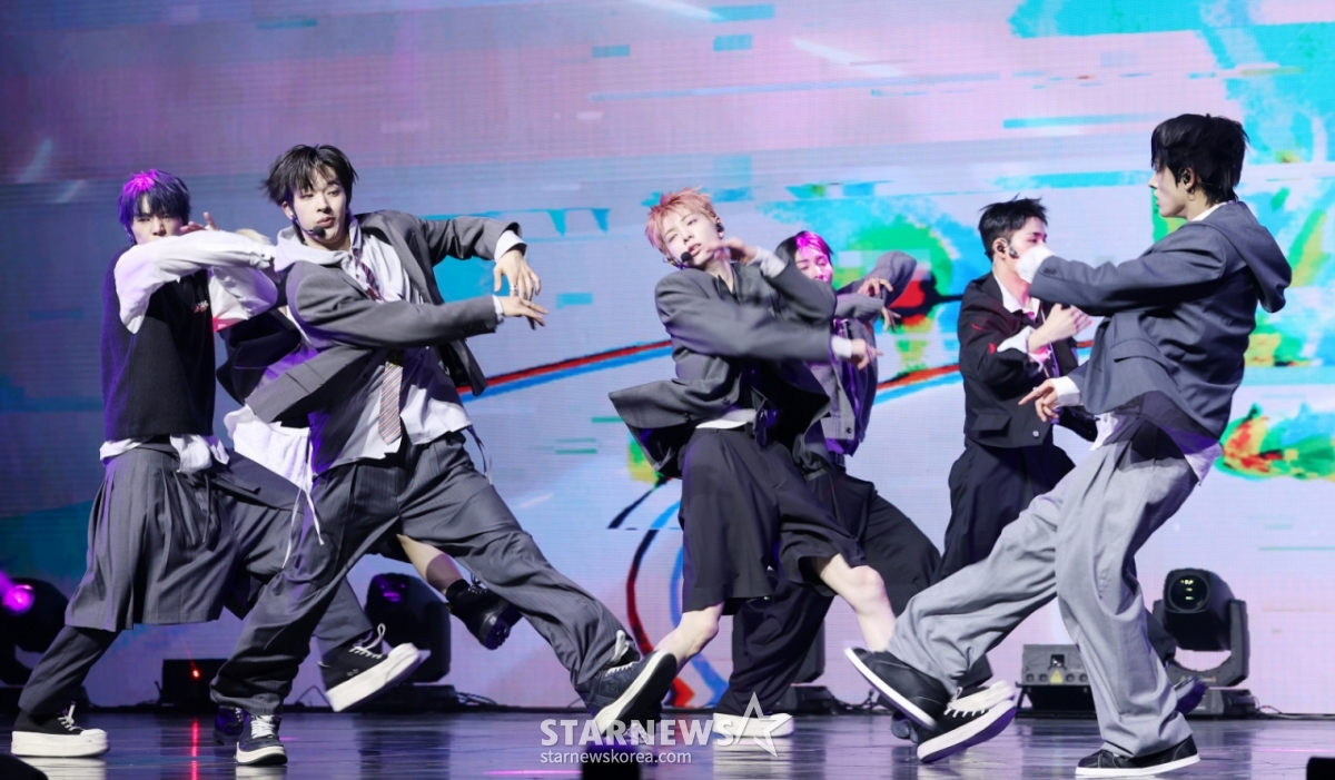 グループNEXGが27日、ソウル龍山区ブルースクエアで開かれた2番目のシングルアルバム「Mmchk(ウムツク)」発売記念ショーケースで素敵な舞台を披露している。 /2026.04.27 /写真=キム·フィソン hwijpg@